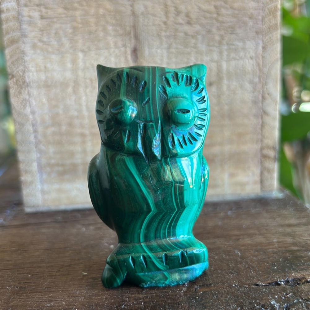 Unique and beautiful authentic malachite crystal hand carving crystal owl.